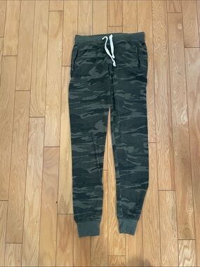 Juniors Camo Jogger Pants - Olive Green size XS